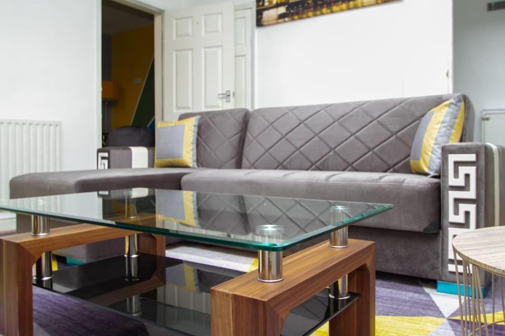 Allen Wednesbury Accommodation - Three-Bedroom House