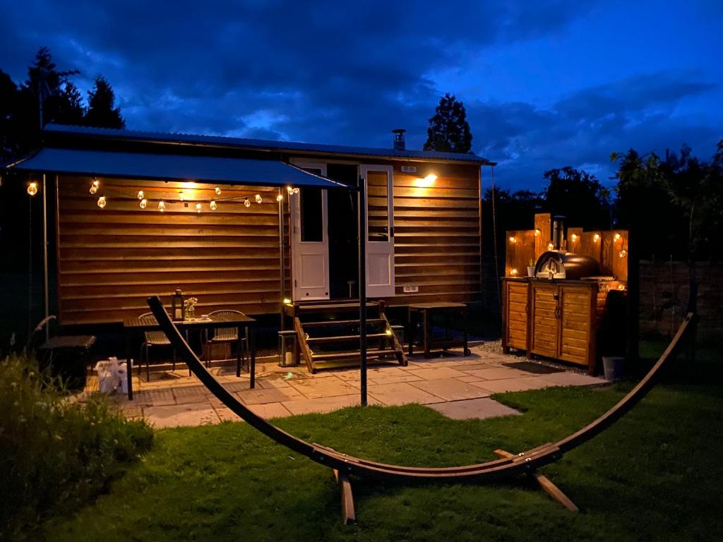 Fotografie z fotogalerie ubytování Poachers Hut at Keepers Cottage - Hot Tub & Pizza Oven - Trossachs v destinaci Port of Menteith
