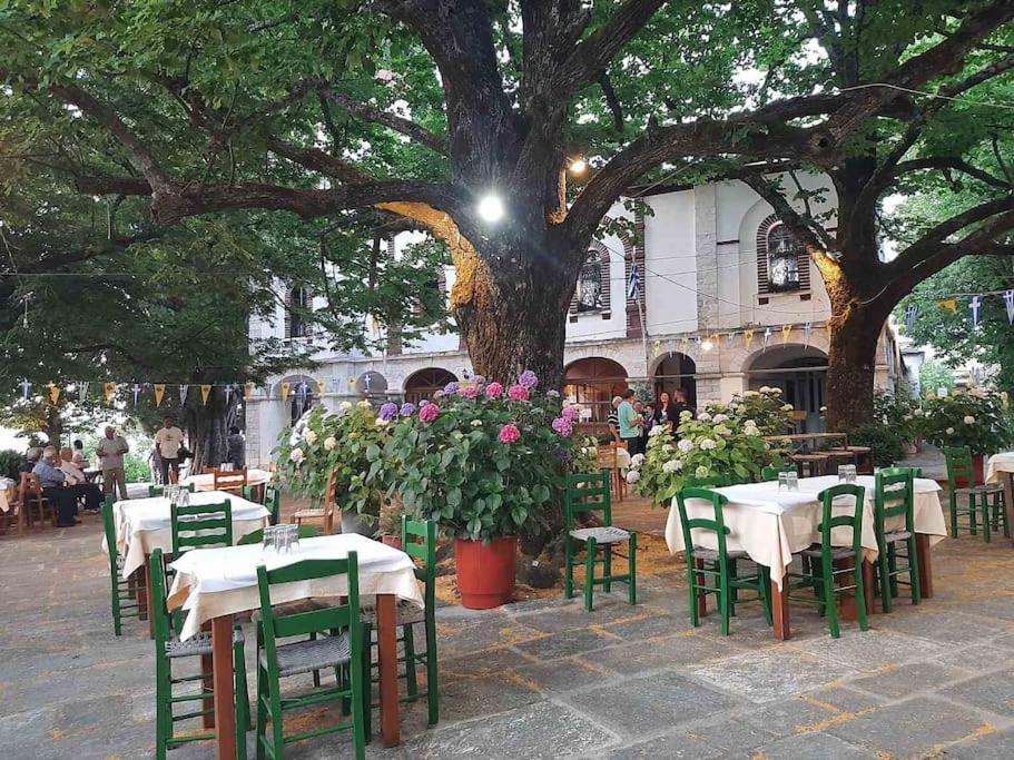 A restaurant or other place to eat at Lamprou V. House