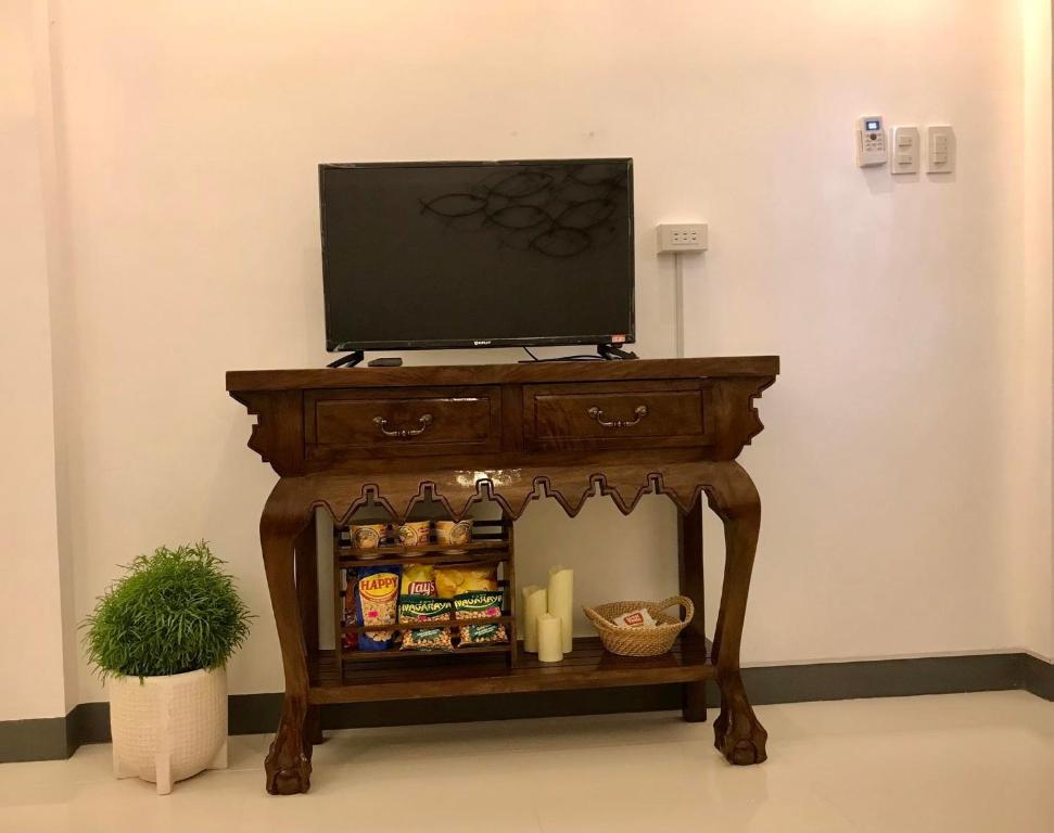 Uma televisão e/ou sistema de entretenimento em FN Lodge - town proper