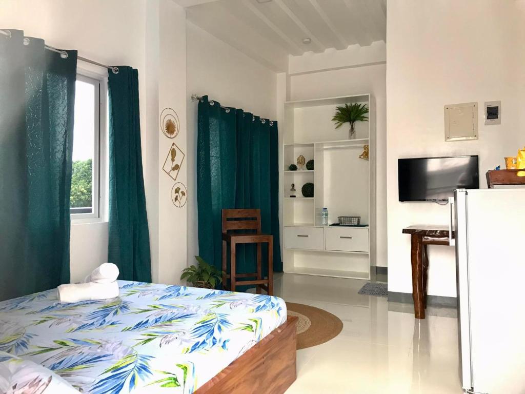 A cozinha ou kitchenette de FN Lodge - town proper