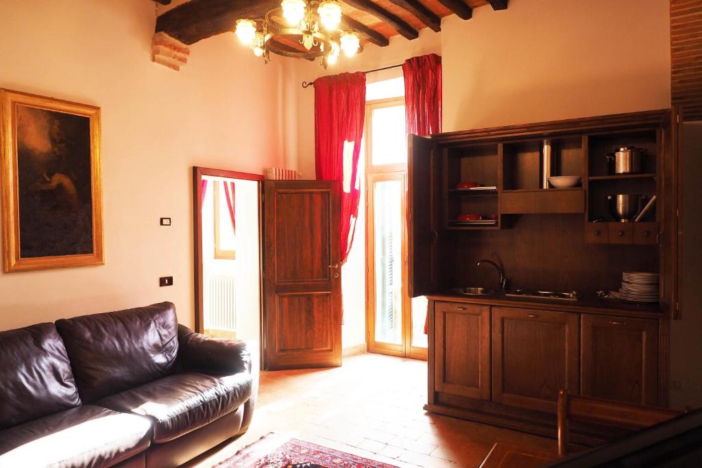 モンテプルチャーノにあるLa Casina di Cagnanoのリビングルーム(革張りのソファ、窓付)