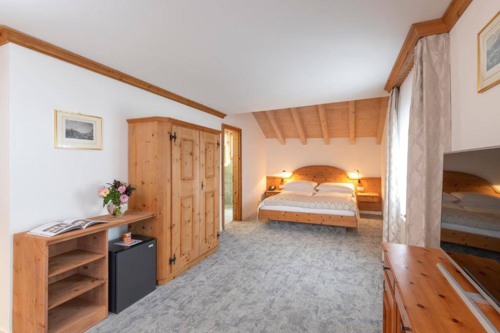 Postel nebo postele na pokoji v ubytování Hotel Post Sils Maria