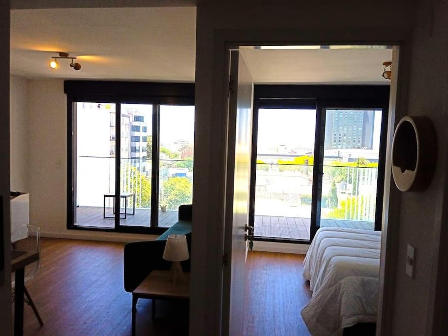um quarto com uma cama e vista para uma varanda em A estrenar en Punta Carretas em Montevidéu