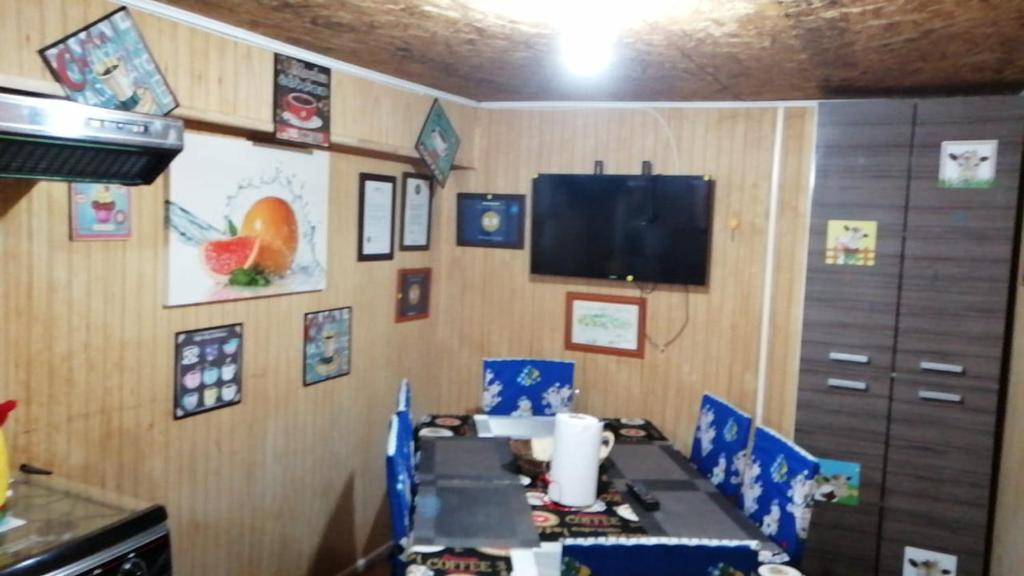 TV a/nebo společenská místnost v ubytování "Mi Hostal Tu Casa" Hostal Familiar SOLO EMPRESAS, TURISTAS y VIAJEROS Espacio para BICICLETAS y MOTOS