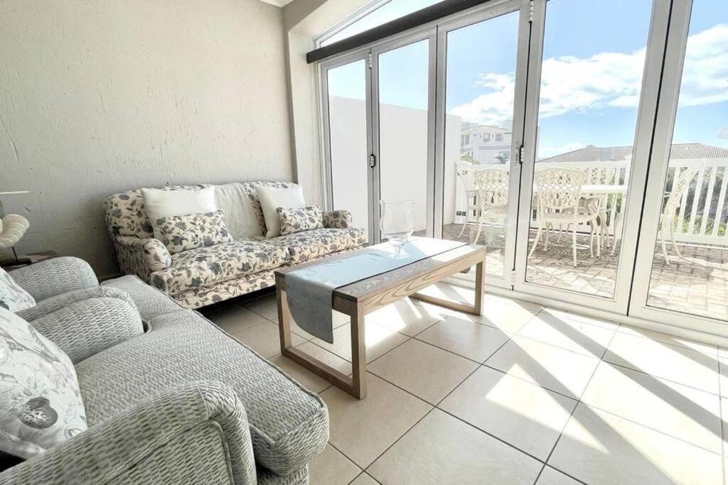 - un salon avec un canapé et une table dans l'établissement Luxury at Pinnacle Point - 3 Bedroom Villa, à DʼAlmeida