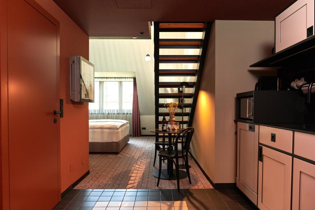 WELTWIEN Luxury Art Apartments & Free Parkingにあるキッチンまたは簡易キッチン