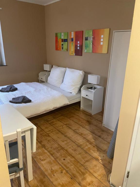 a small room with two beds and a table at Zentrales Studio in Bremen! in Bremen