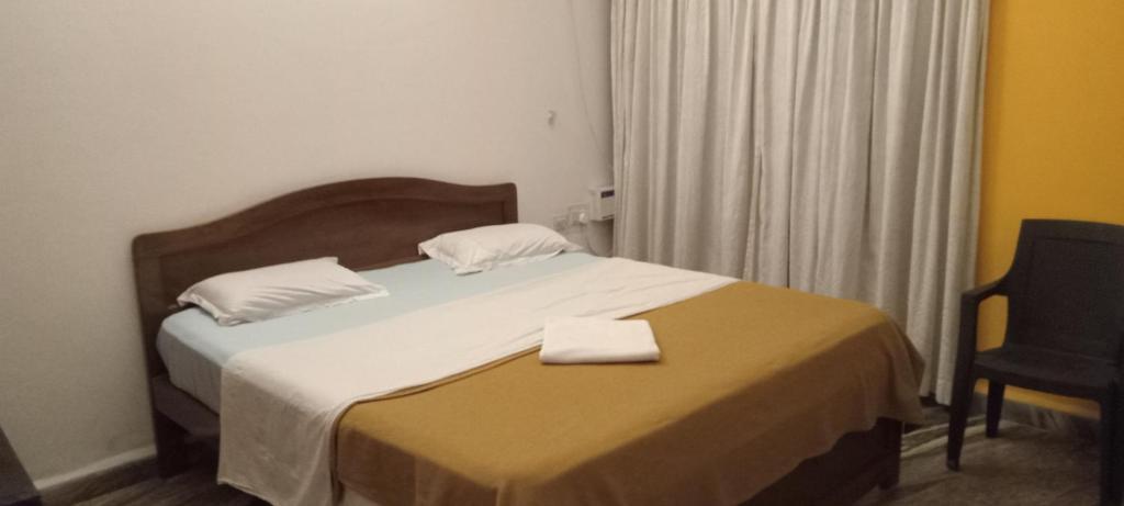 Säng eller sängar i ett rum på Shalom Guest House - The Room with Field View