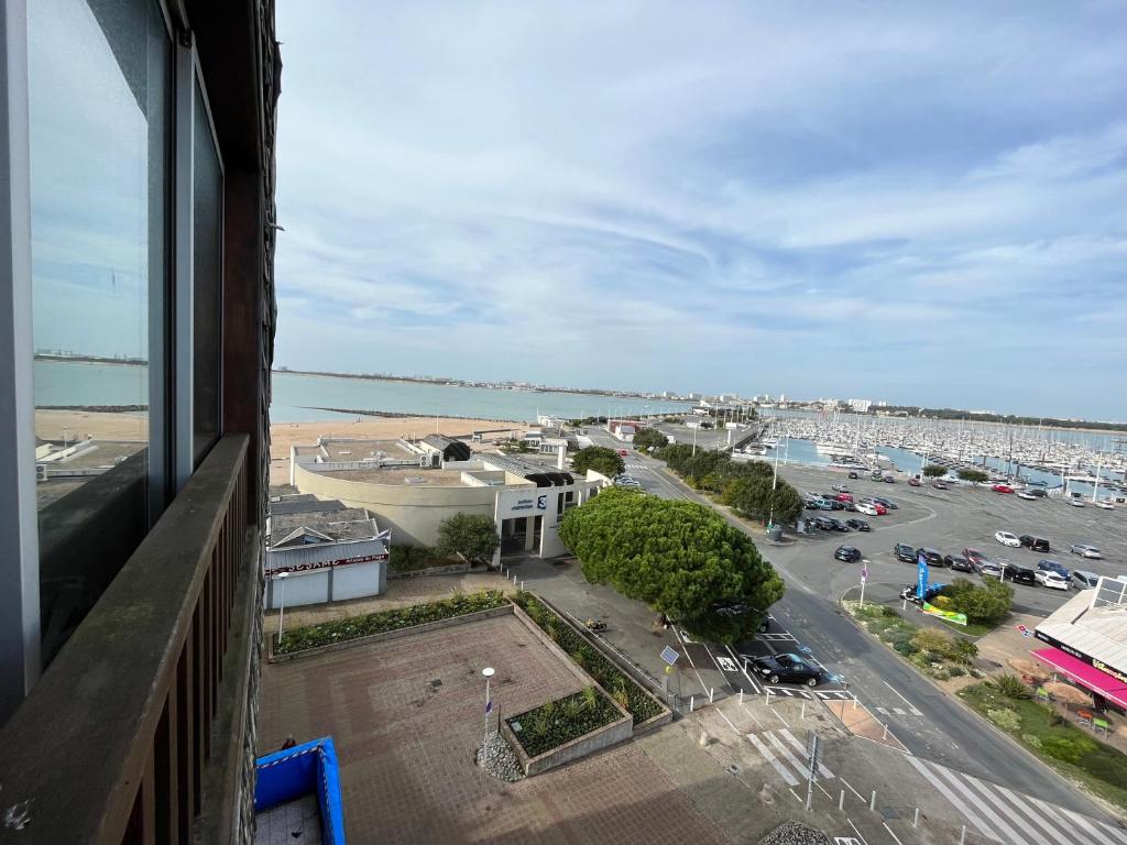 een uitzicht op een haven vanuit een raam van een gebouw bij Vue mer et parking in La Rochelle