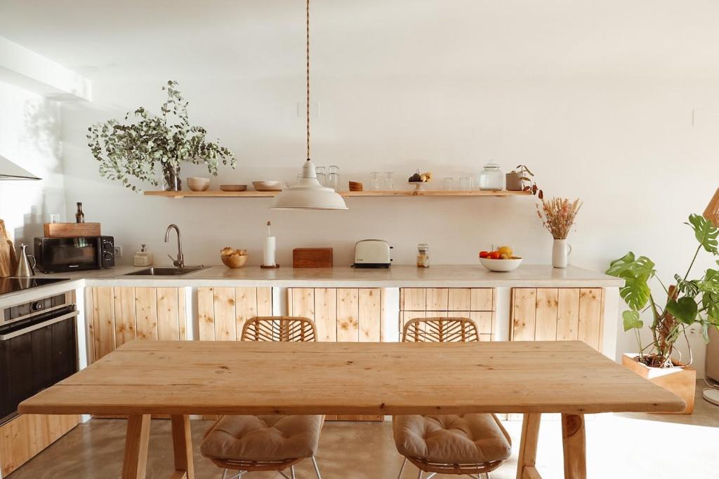 eine Küche mit einem Holztisch mit Stühlen in der Unterkunft PORTAL VELL ALTEA El Port in Alicante