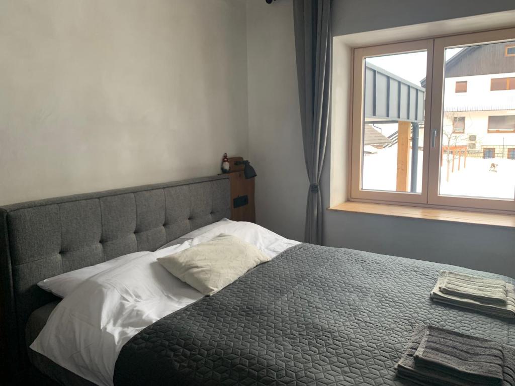 Postel nebo postele na pokoji v ubytování Hiša Pod gorami II****-house with wellness