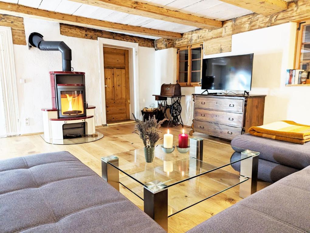 sala de estar con sofá y chimenea en Familienurlaub im gemütlichen Umgebindehaus, Seminarhaus, en Cunewalde