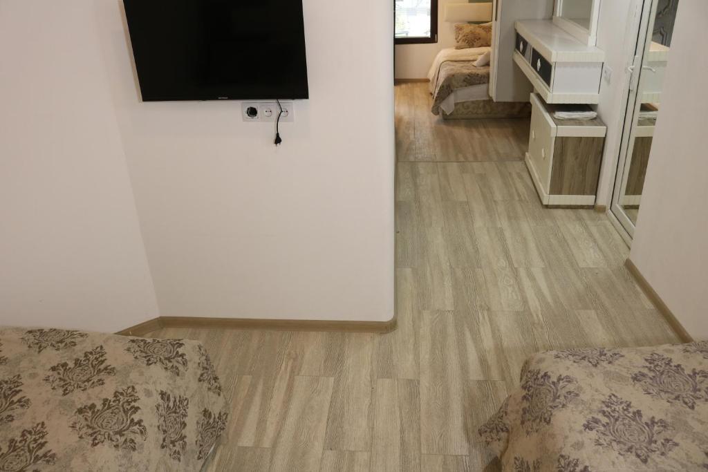 TV a/nebo společenská místnost v ubytování Kai Hotel Bar
