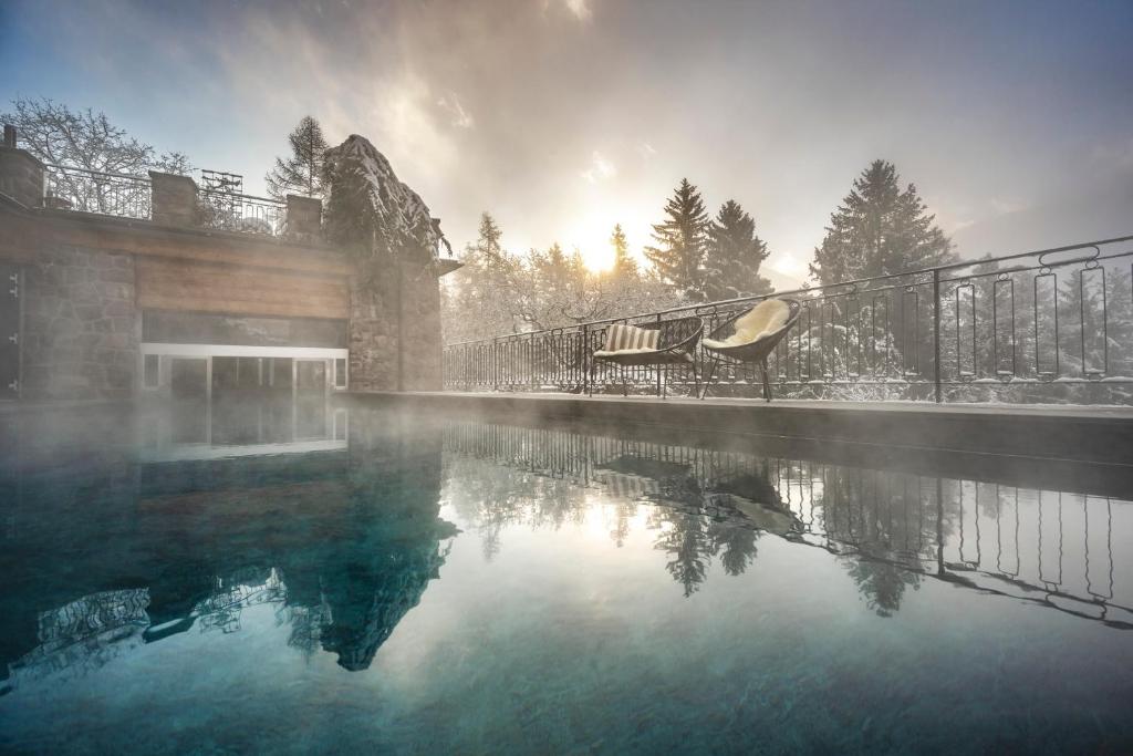 Bazén v ubytování Hotel Paradies nebo v jeho okolí