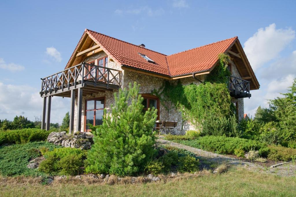 una casa con techo rojo en Villa Kuligi, en Kuligi