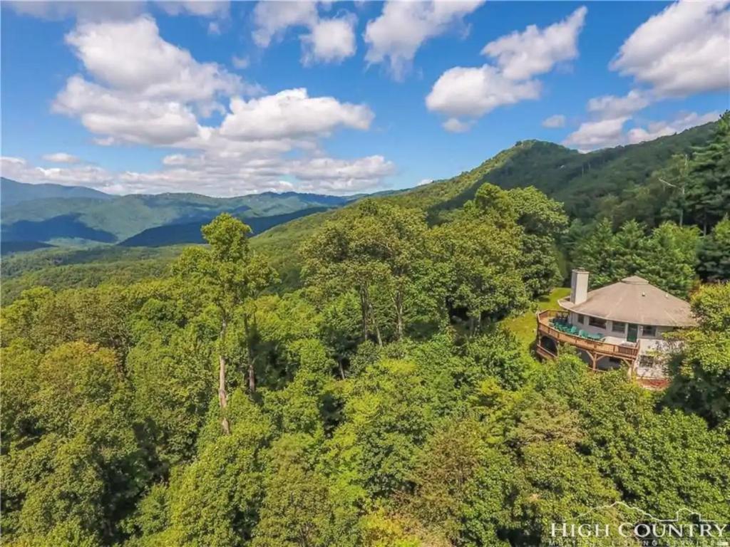 The Big Round Cabin Blowing Rock, Big Deck Views, Hot Tub, Romantic, Secluded, Lenoir (updated