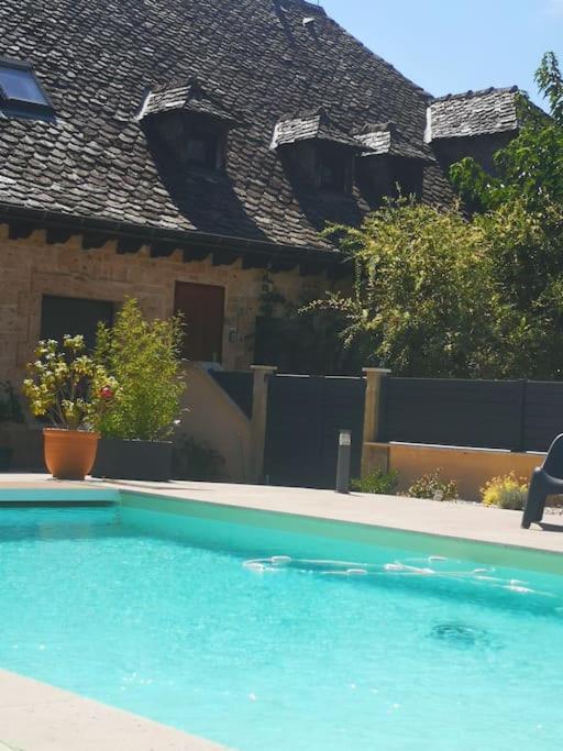 une piscine devant une maison dans l'établissement Le Plouf des Gargouilles, à Onet le Château