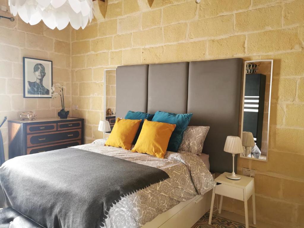Postel nebo postele na pokoji v ubytování Large Bedroom in Boutique Style Farmhouse B&B with Pool