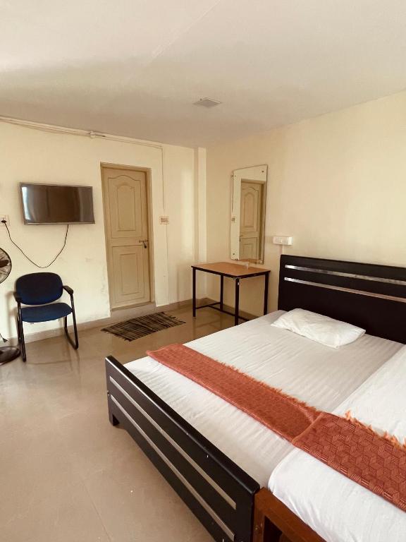 Postel nebo postele na pokoji v ubytování OMAR RESIDENCY