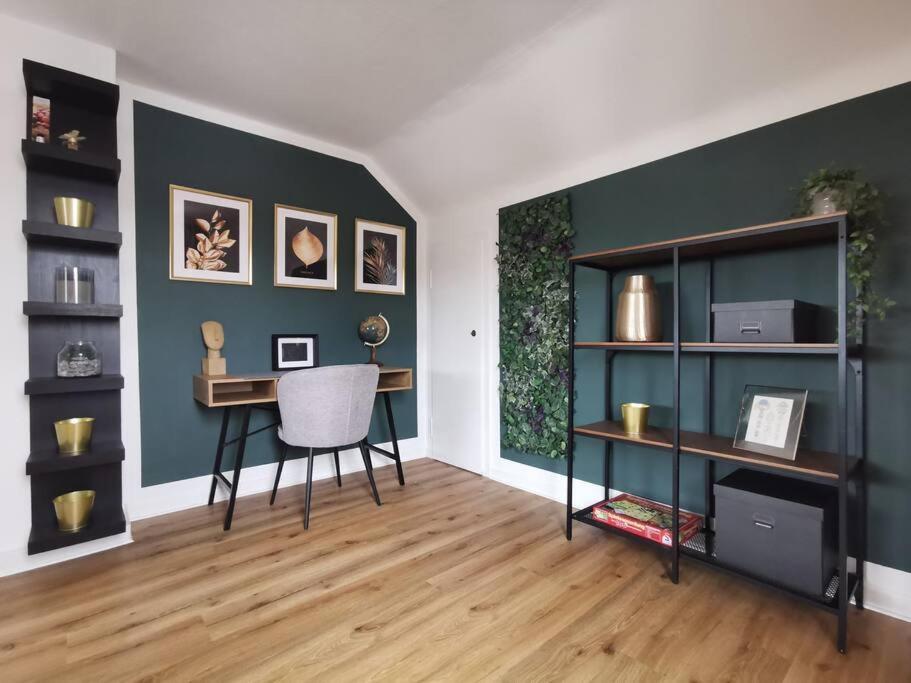 a living room with a desk and a chair at Moderne Ferienwohnung Iserlohn in Iserlohn