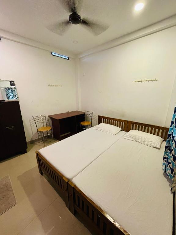 Postel nebo postele na pokoji v ubytování OMAR RESIDENCY