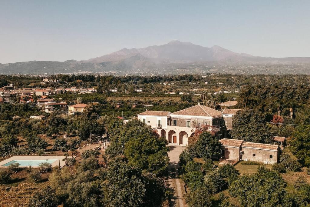 una vista aerea di una grande casa in una città di Puleera a San Leonardello