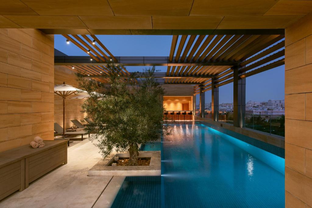 Bazén v ubytování SHIRVAN Hotel City Yard Jeddah nebo v jeho okolí
