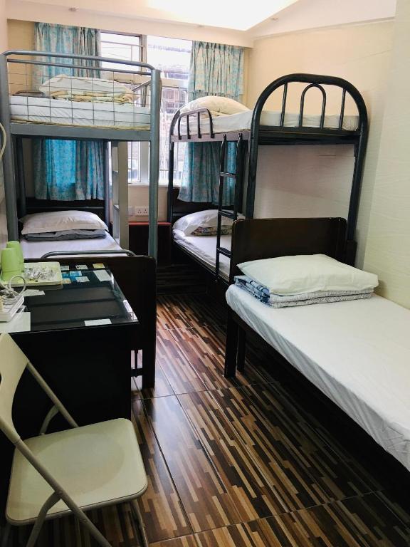 Giường trong phòng chung tại Johnson Hostel