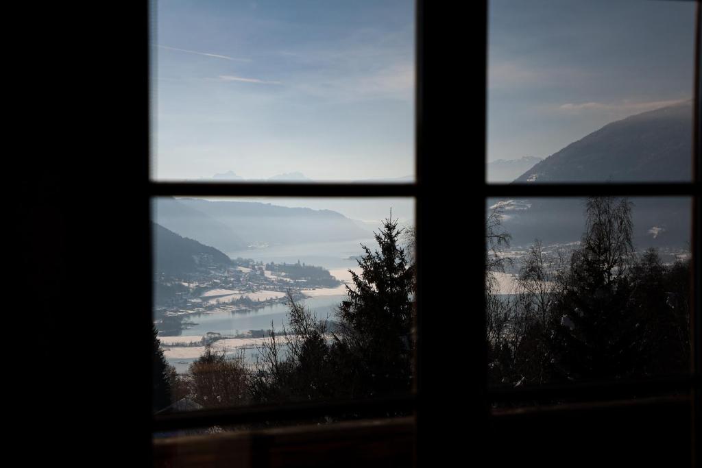 - une vue sur la ville depuis la fenêtre dans l'établissement Appartement Lake View, à Steindorf am Ossiacher See