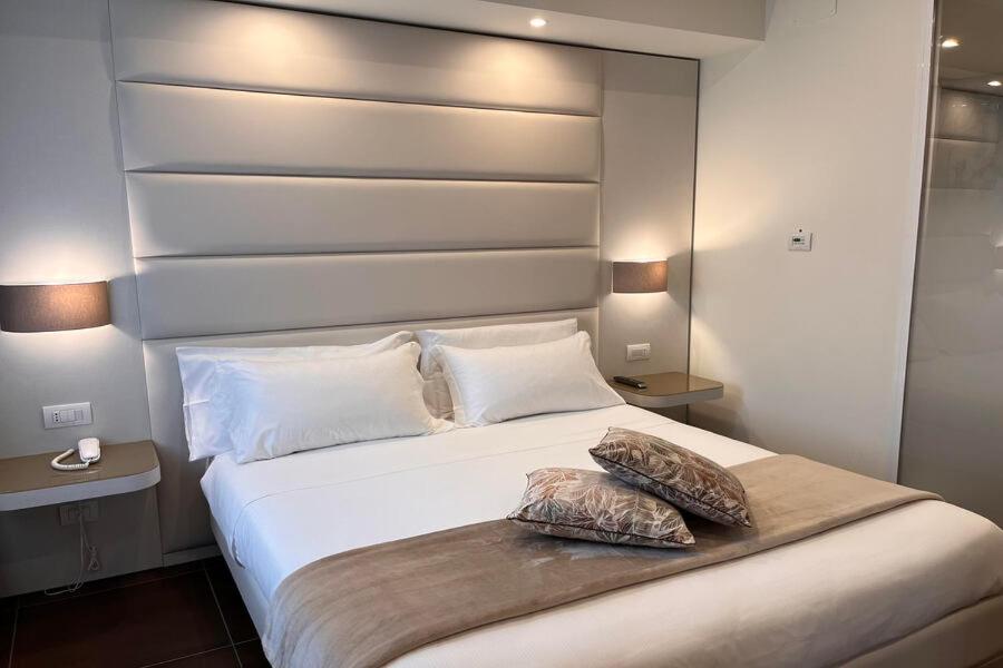 Postel nebo postele na pokoji v ubytování Bouganville Hill Resort & Wellness Space