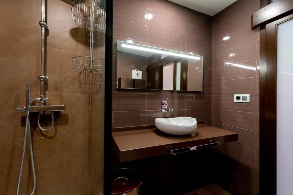 Koupelna v ubytování Fr26 Luxurious Apartment, 2 minutes from Cathedral