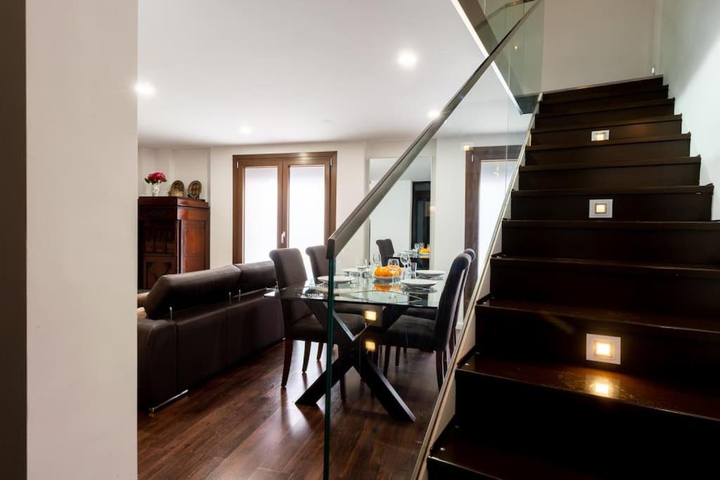 Posezení v ubytování Fr26 Luxurious Apartment, 2 minutes from Cathedral