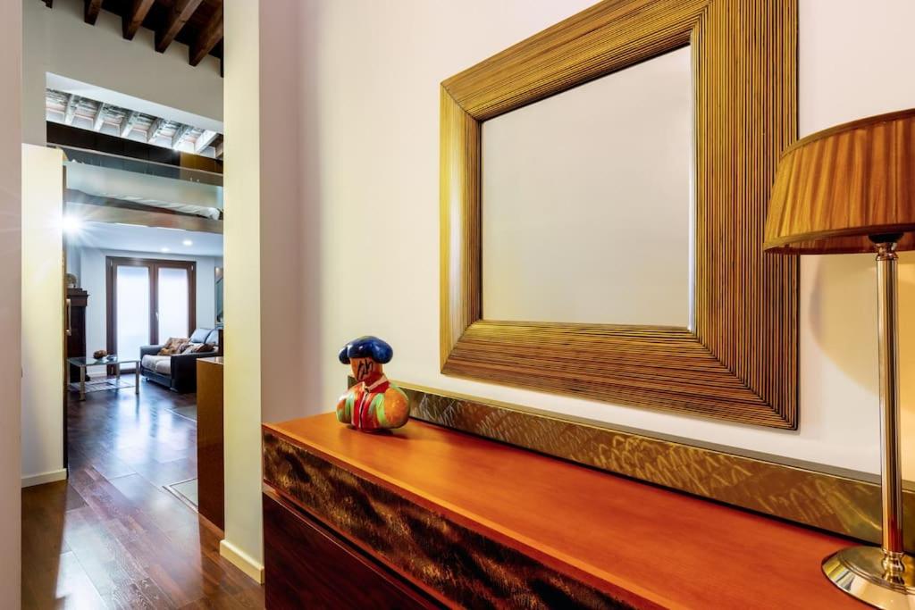 Fotografie z fotogalerie ubytování Fr26 Luxurious Apartment, 2 minutes from Cathedral v destinaci Seville