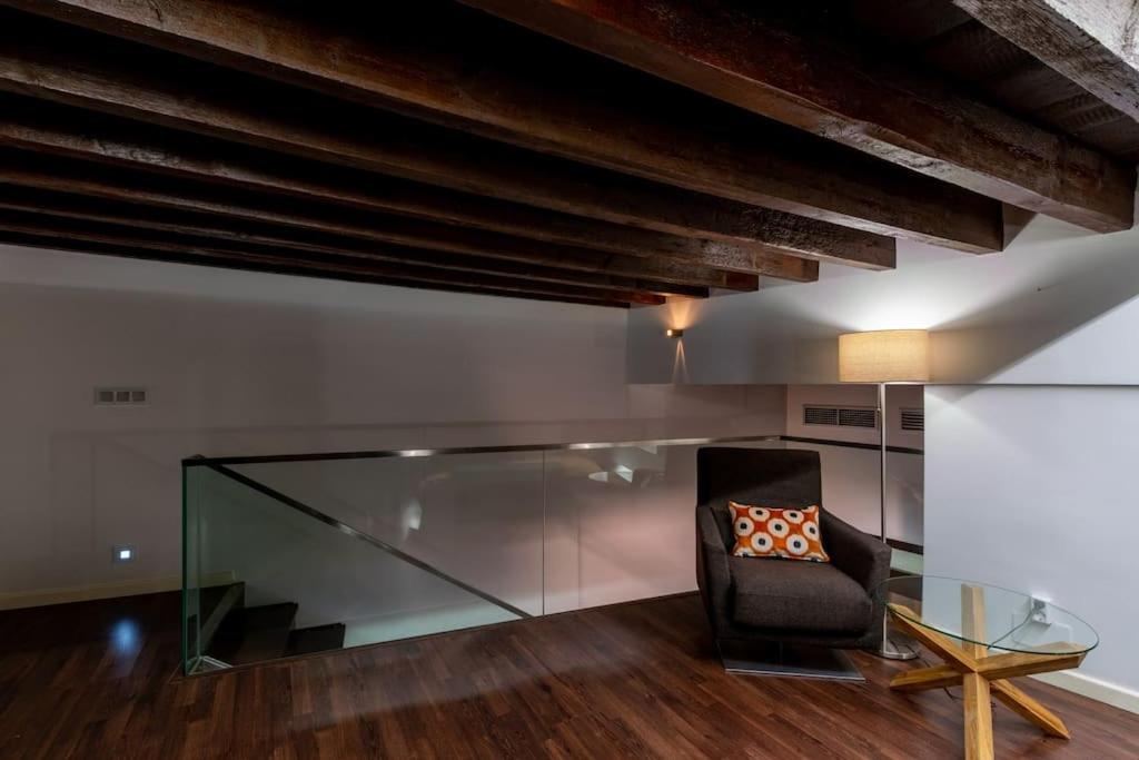 Posezení v ubytování Fr26 Luxurious Apartment, 2 minutes from Cathedral
