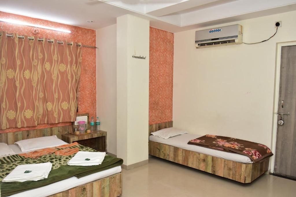 Postel nebo postele na pokoji v ubytování Hotel sai dhyan