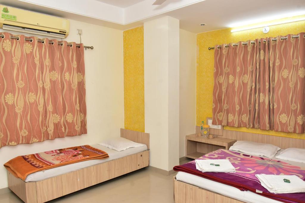 Postel nebo postele na pokoji v ubytování Hotel sai dhyan