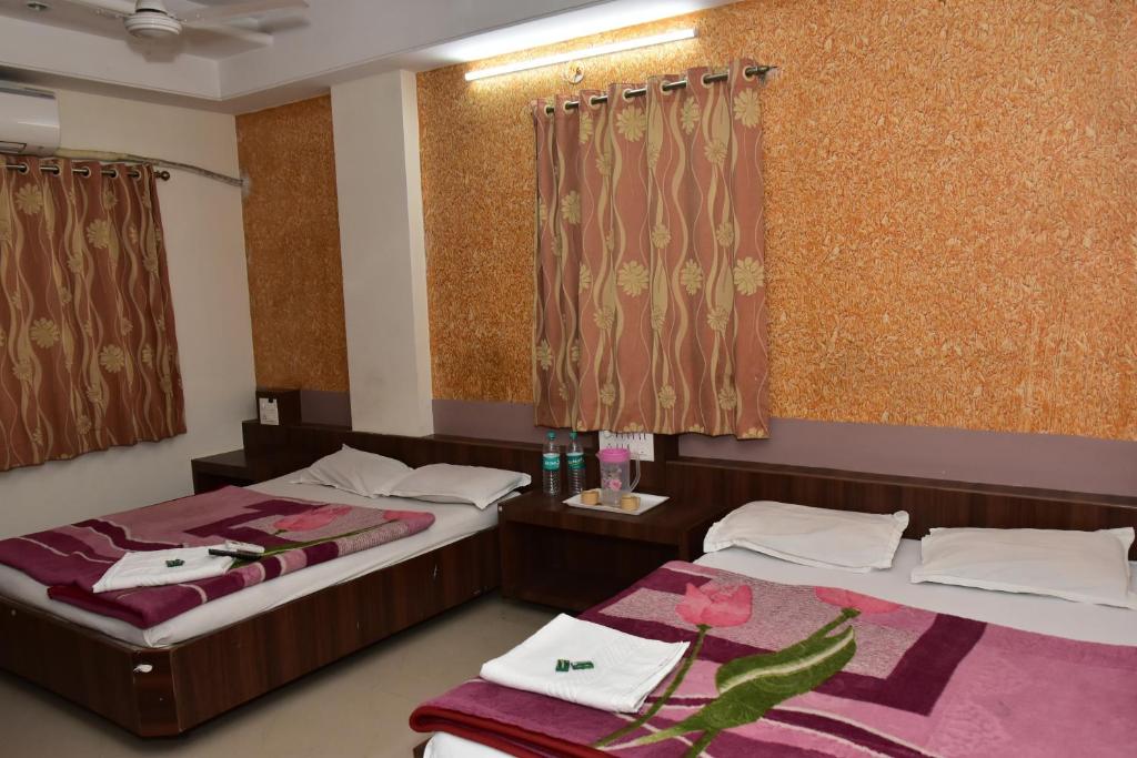 Postel nebo postele na pokoji v ubytování Hotel sai dhyan