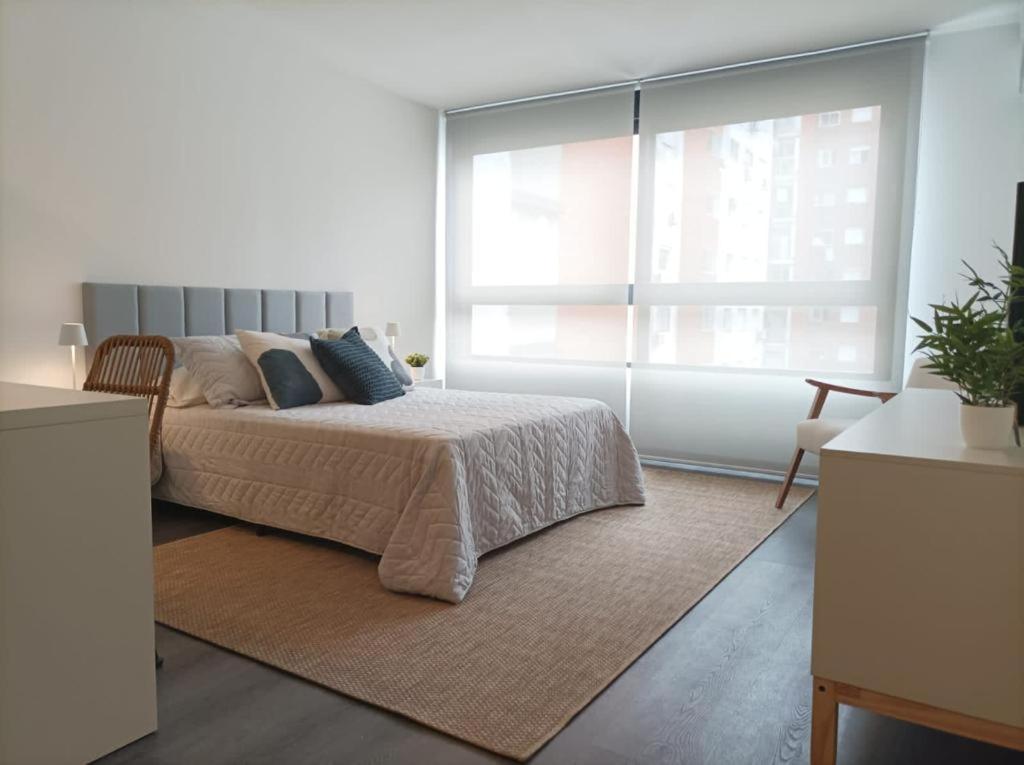 1 dormitorio con cama y ventana grande en Apartamento a estrenar en Punta Carretas, en Montevideo