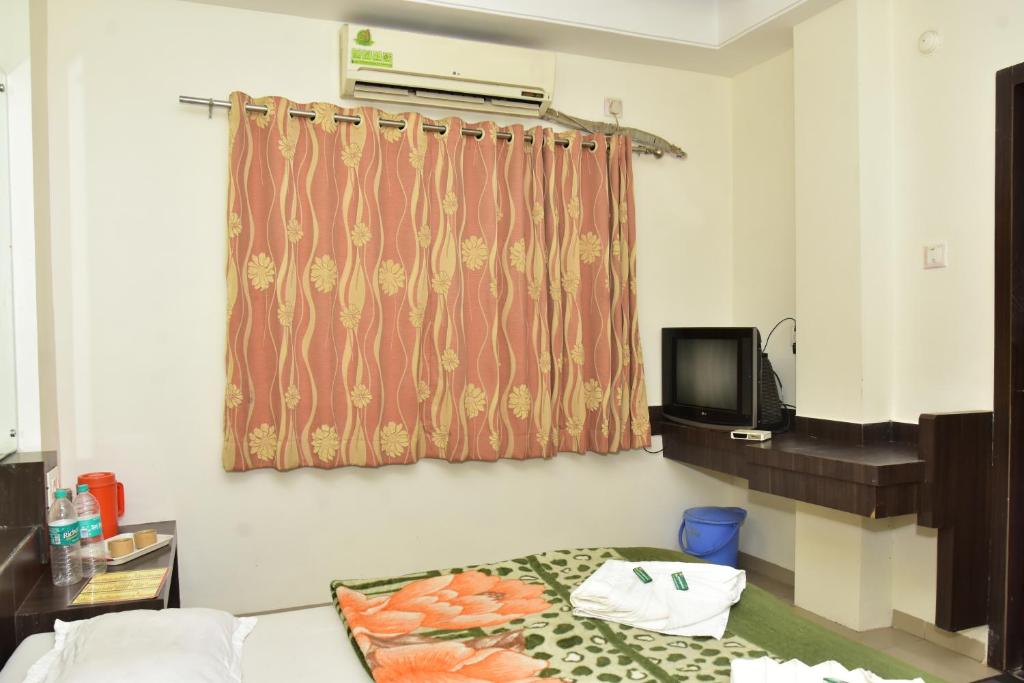 TV a/nebo společenská místnost v ubytování Hotel sai dhyan