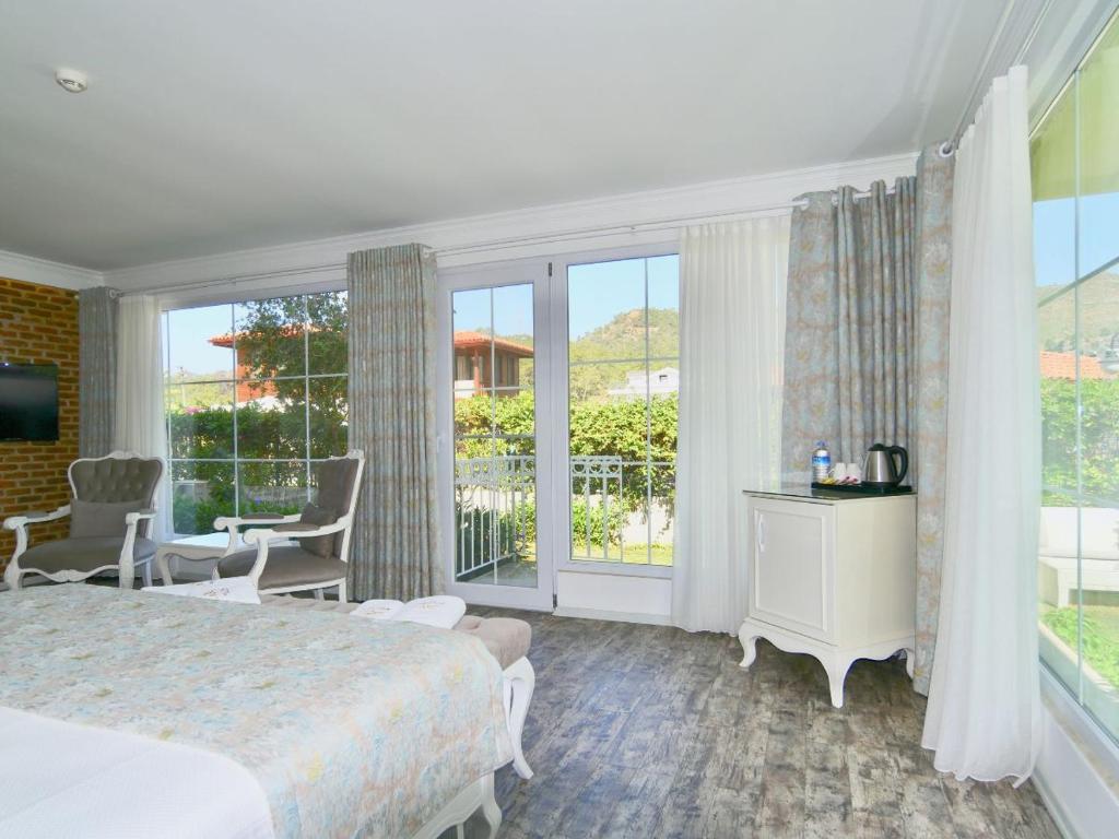 Postel nebo postele na pokoji v ubytování Göcek Naz Hotel