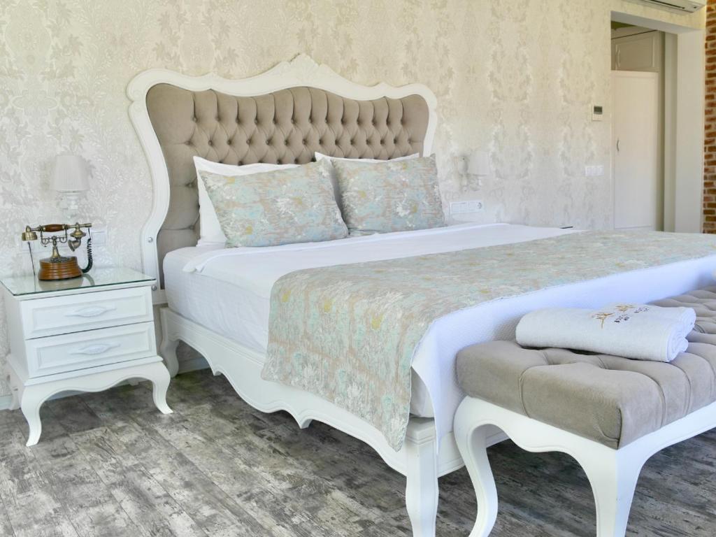Postel nebo postele na pokoji v ubytování Göcek Naz Hotel