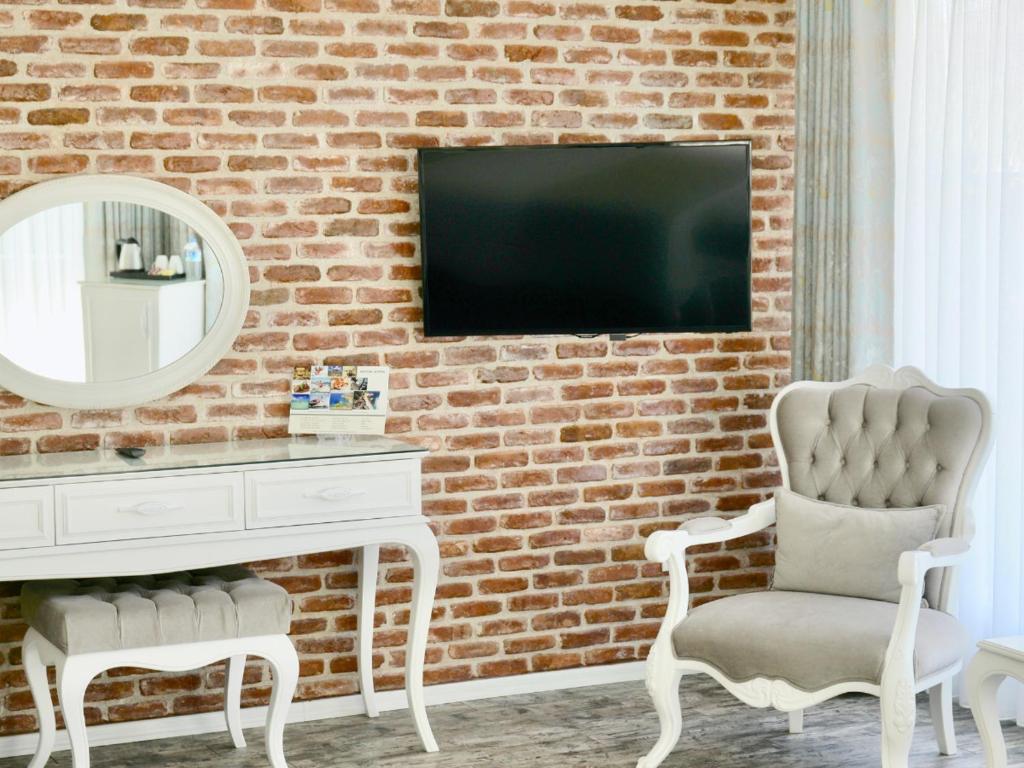 TV a/nebo společenská místnost v ubytování Göcek Naz Hotel