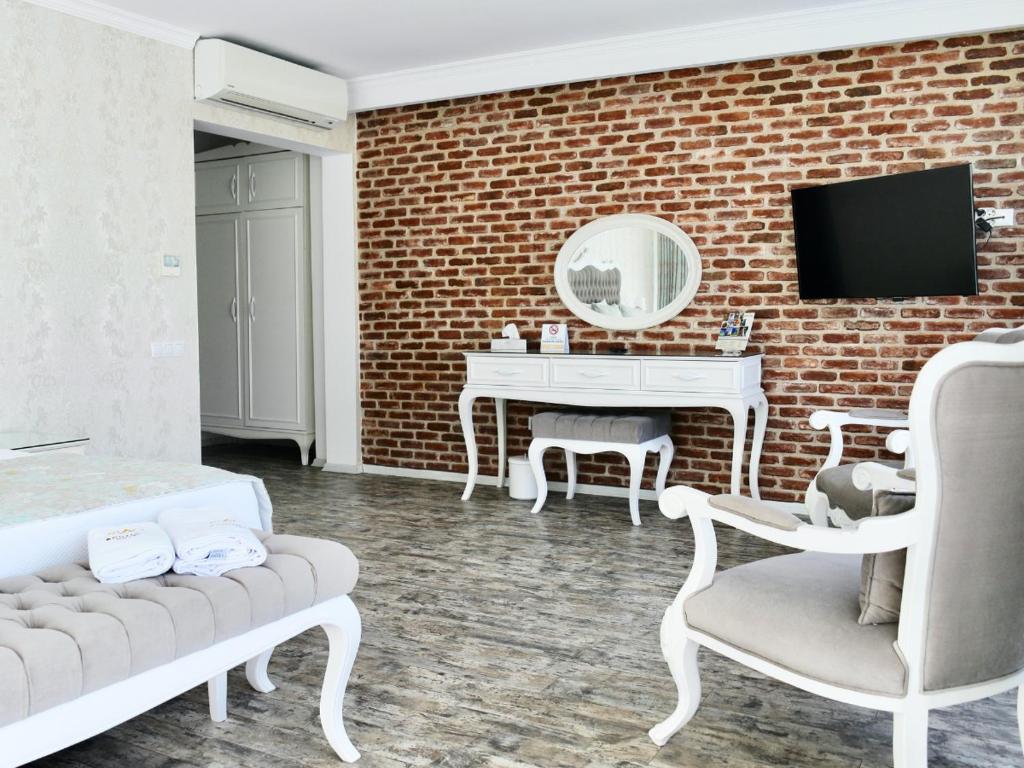 TV a/nebo společenská místnost v ubytování Göcek Naz Hotel