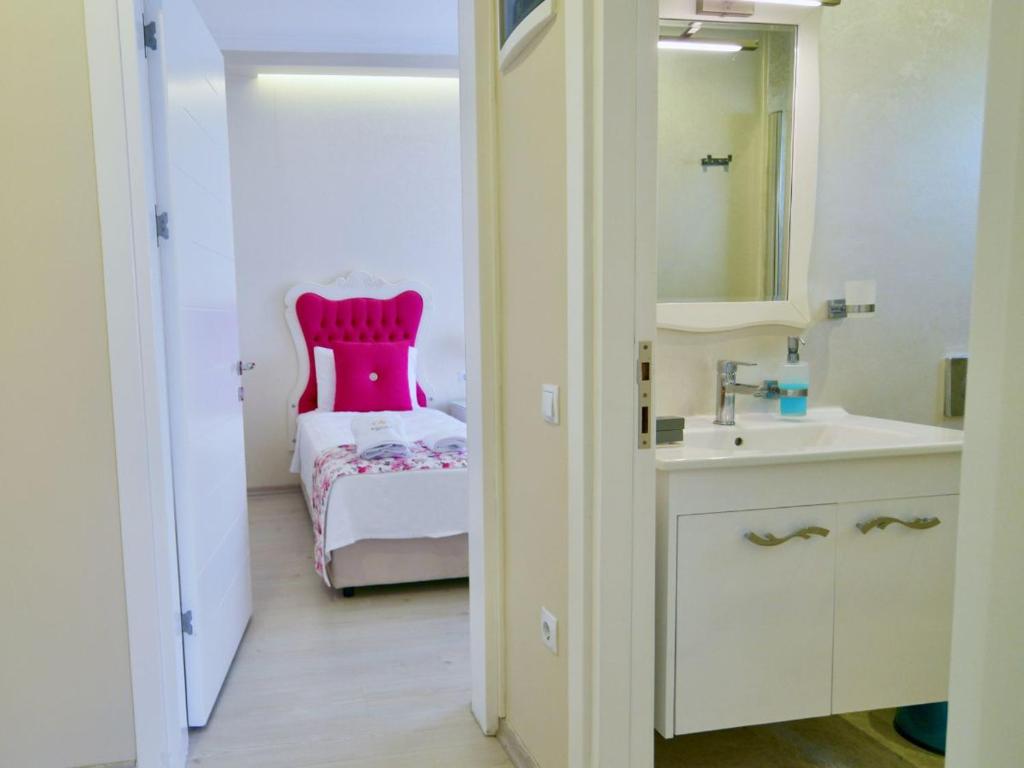 Postel nebo postele na pokoji v ubytování Göcek Naz Hotel