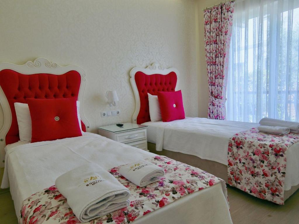 Postel nebo postele na pokoji v ubytování Göcek Naz Hotel