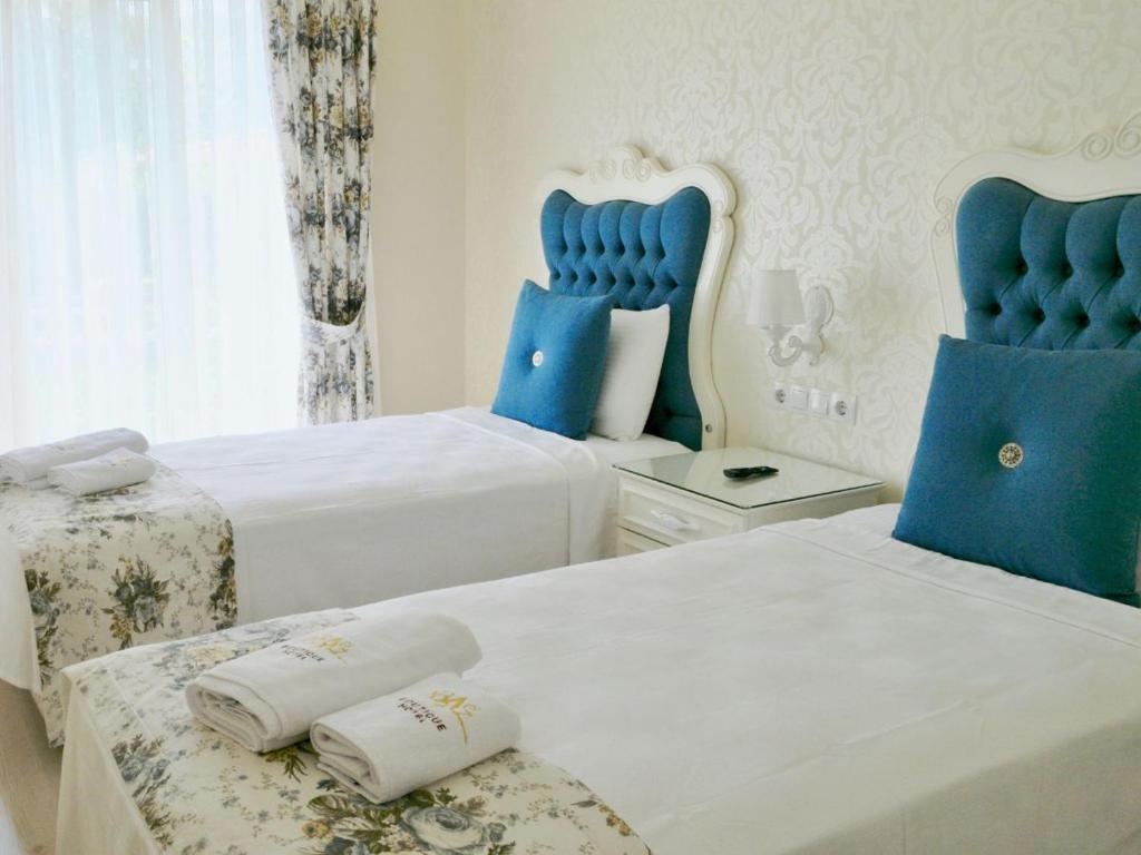 Postel nebo postele na pokoji v ubytování Göcek Naz Hotel