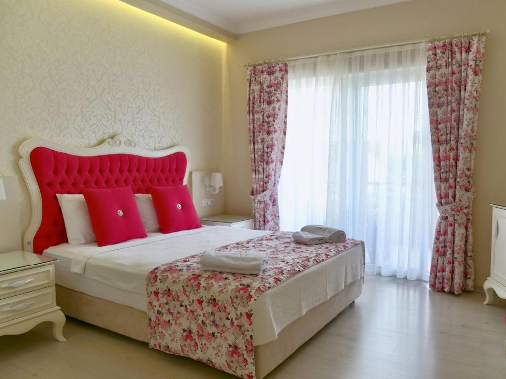 Postel nebo postele na pokoji v ubytování Göcek Naz Hotel