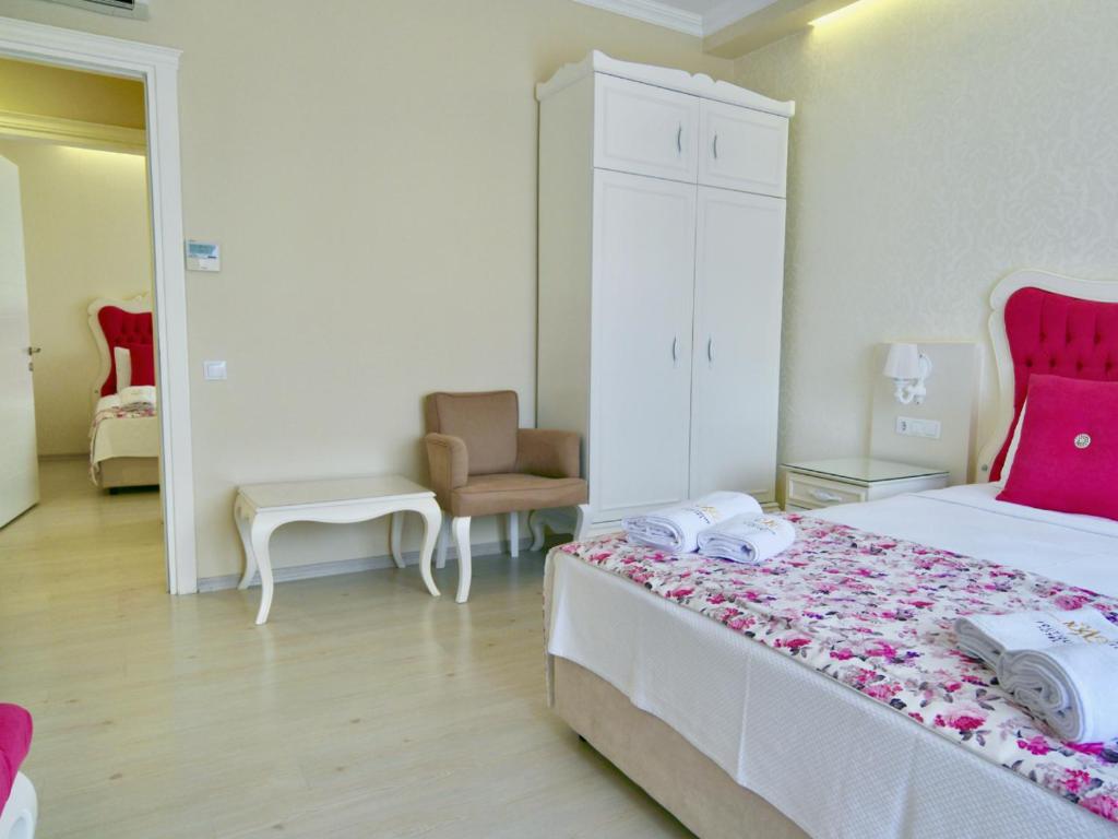 Postel nebo postele na pokoji v ubytování Göcek Naz Hotel