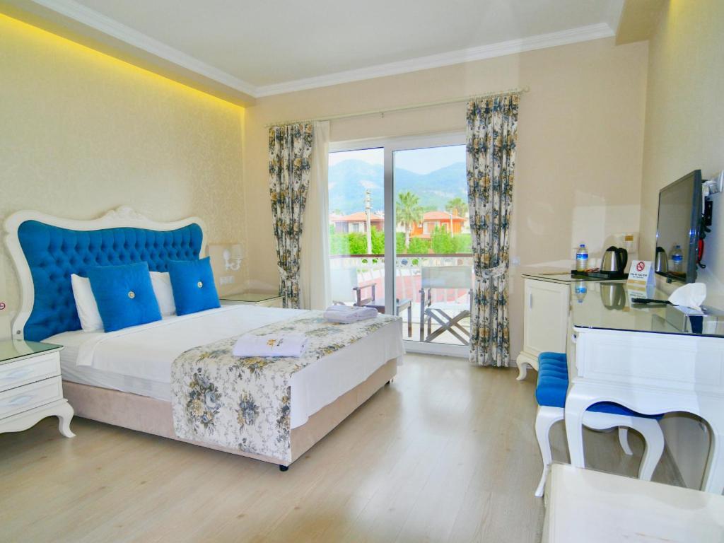 Postel nebo postele na pokoji v ubytování Göcek Naz Hotel